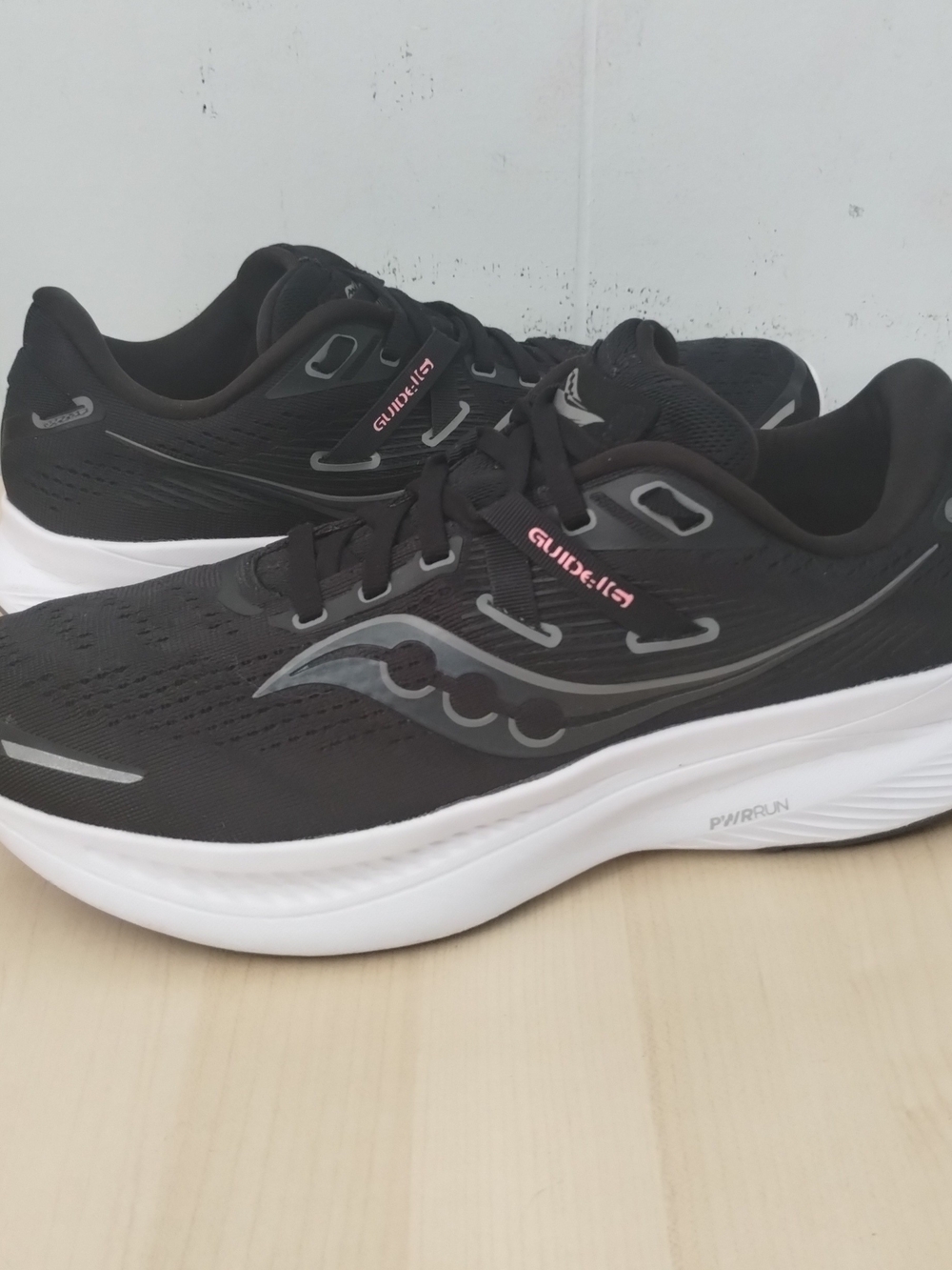 8.5M/10W Saucony Guide 16 Running Shoes - Black/Gray